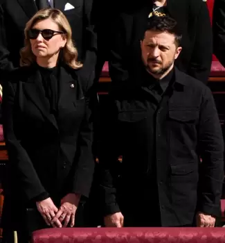 Zelenskinin Roma Papasının dəfninə kostyum geyinməməsi Rusiya KİV-lərinin diqqətini çəkib