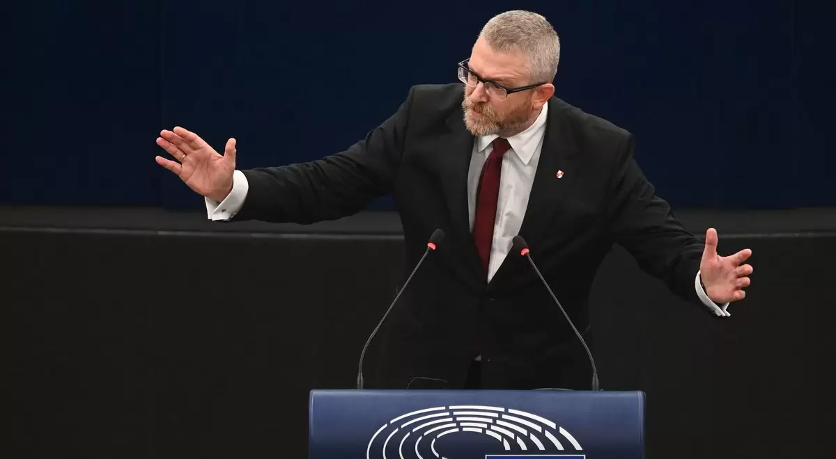 Polşada prezidentliyə namizəd Avropa İttifaqının bayrağını tapdalayıb