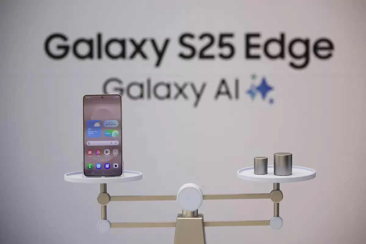 “Samsung” ən incə smartfonunu təqdim edib