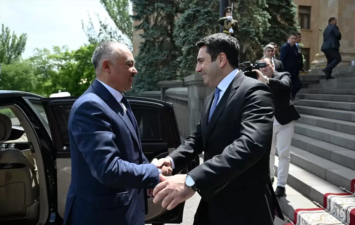 Qırğısızdan İrəvan və Bakı arasında sülh müqaviləsinin Bişkekdə imzalanmasını təklif edib