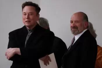 ABŞ ticarət naziri və Elon Mask Makronun həyat yoldaşının silləsini müzakirə edib