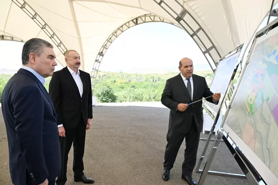 Prezident İlham Əliyev və Türkmənistan Xalq Məsləhətinin sədri Qurbanqulu Berdiməhəmmədov Füzuli şəhərinin dağıdılmış yerlərinə baxıblar