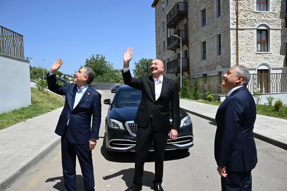 Prezident İlham Əliyev və Türkmənistan Xalq Məsləhətinin sədri Şuşada inşa edilmiş birinci yaşayış kompleksində olublar