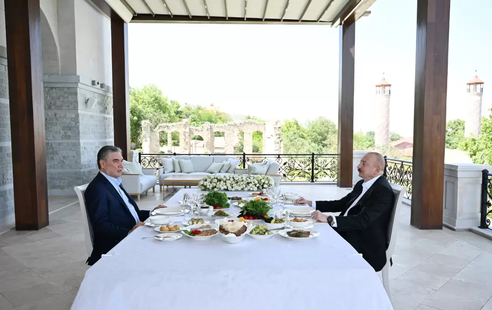 Prezident İlham Əliyev və Qurbanqulu Berdiməhəmmədov Şuşada birgə nahar ediblər