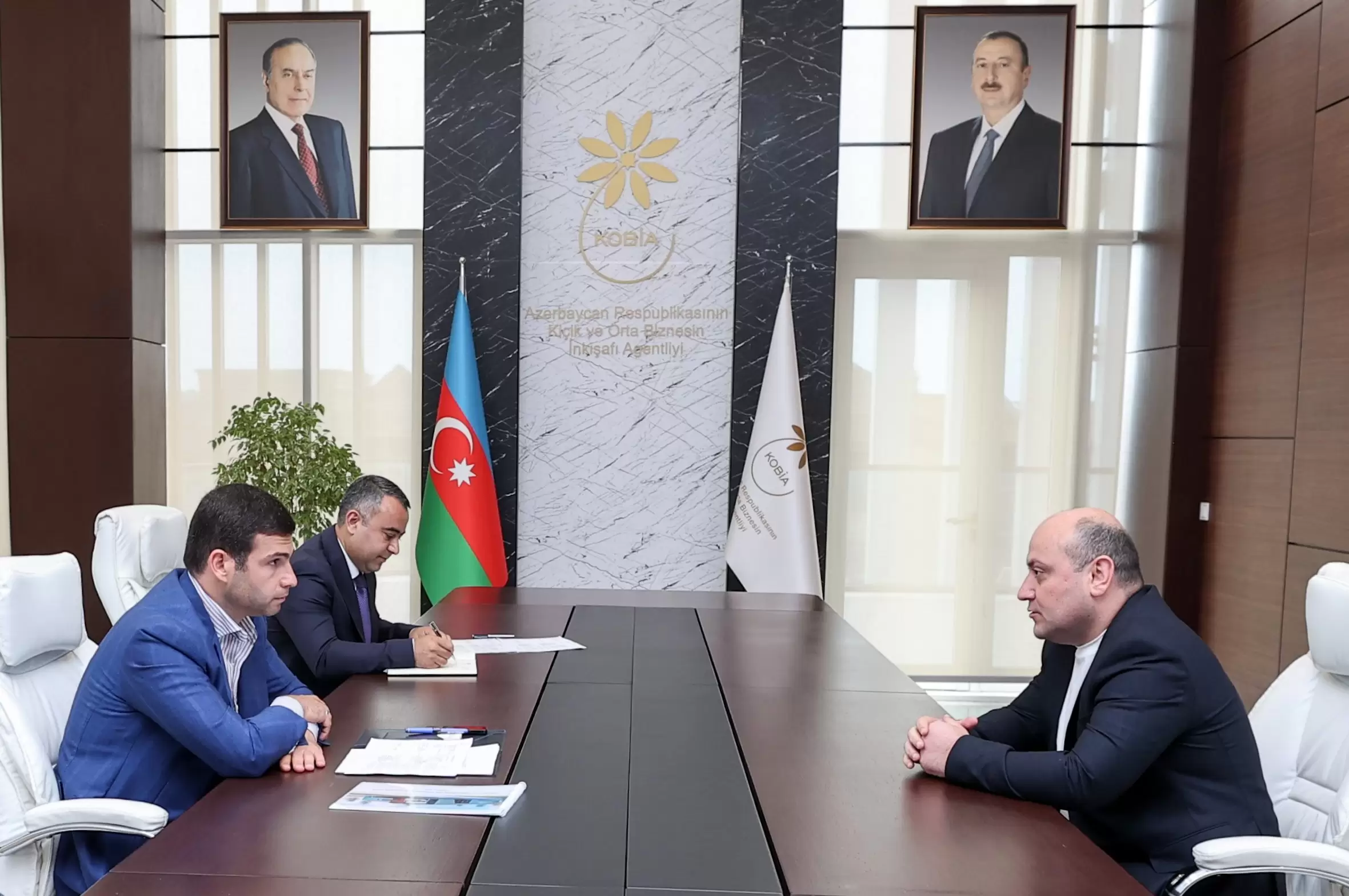 Orxan Məmmədov sahibkarların müraciət və təkliflərini dinləyib