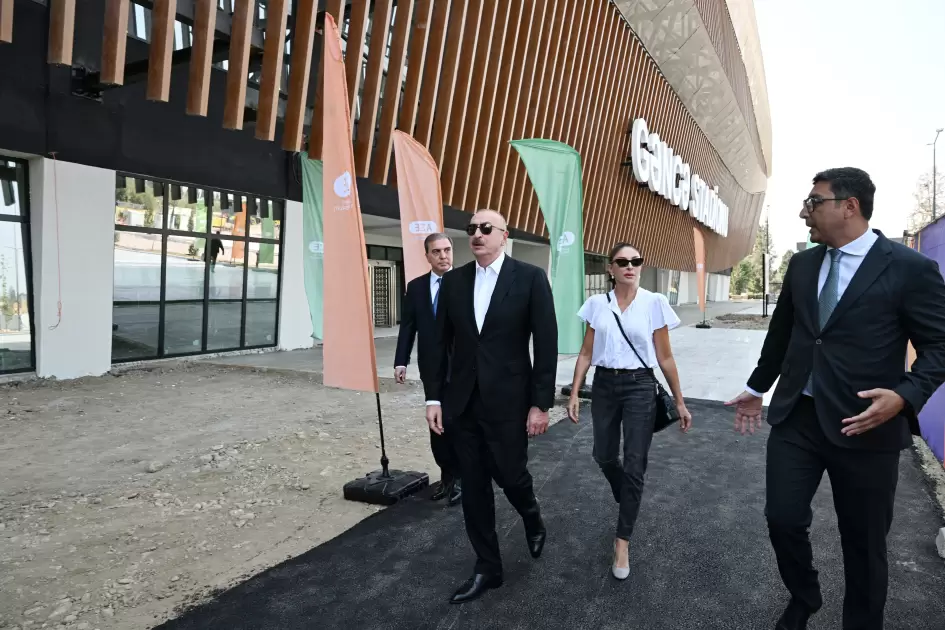 Prezident İlham Əliyev və birinci xanım Mehriban Əliyeva Gəncə şəhər stadionunda tikinti işlərinin gedişi ilə tanış olublar