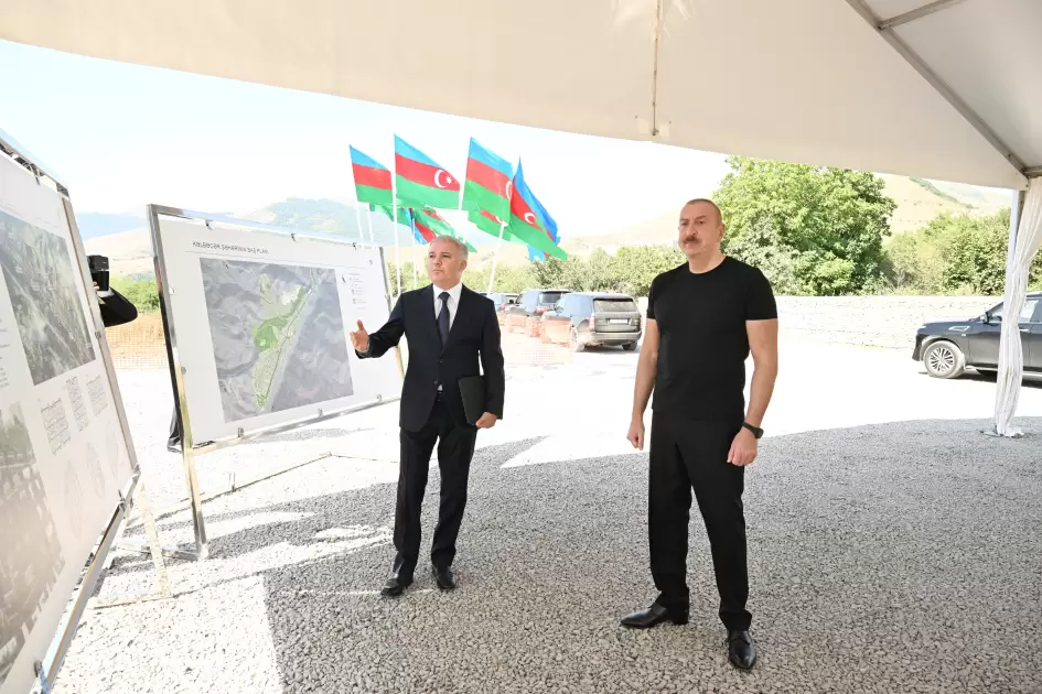 Prezident İlham Əliyev Kəlbəcər şəhərində 3-cü yaşayış kompleksinin təməlini qoyub