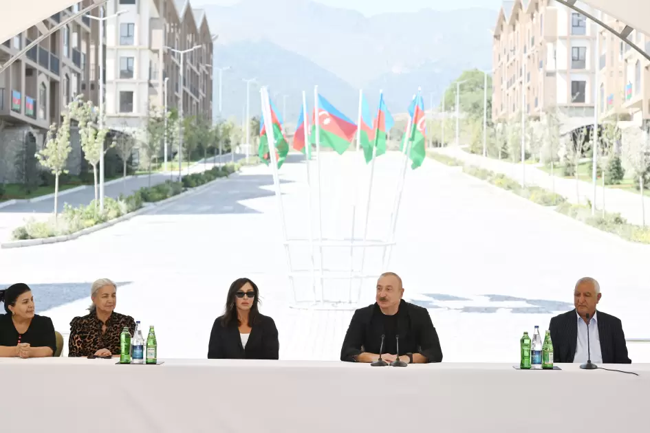 Prezident İlham Əliyev Kəlbəcər şəhərinin sakinləri ilə görüşüb, onlara mənzillərin açarlarını təqdim edib