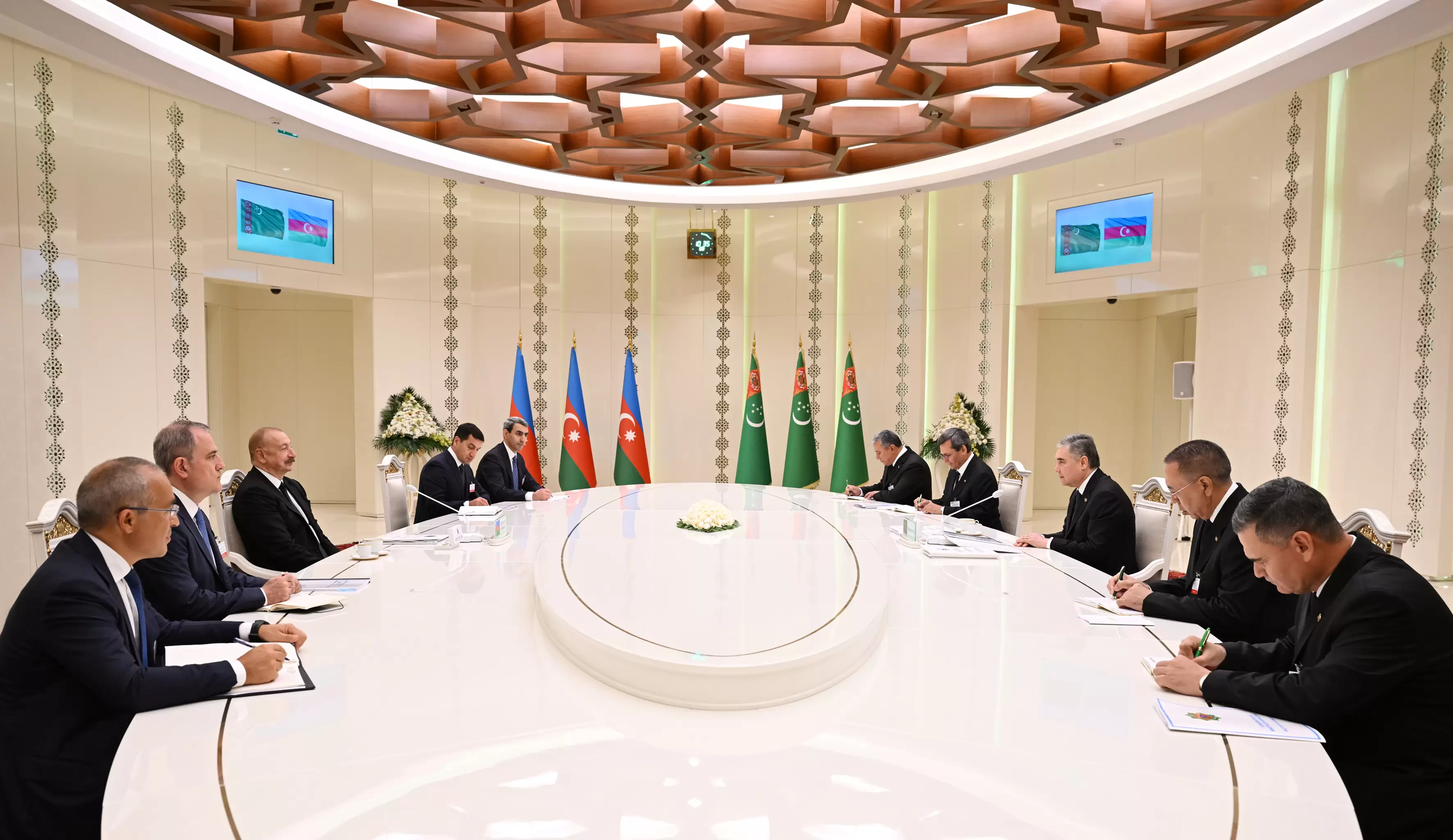 Azərbaycan Prezidenti İlham Əliyevin Türkmənistan Xalq Məsləhətinin sədri ilə geniş tərkibdə görüşü olub