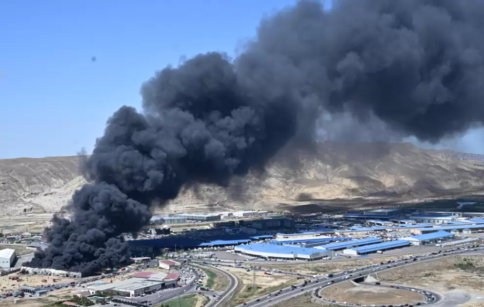 "Sədərək" ticarət məkəzindəki yanğının genişlənməsinin qarşısı alınıb - YENİLƏNİB