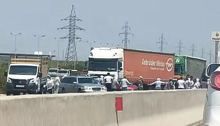 Yolu bağlayanlar “Salyan Aqro Park”ın işçiləri imiş- Maaş verilmir - FOTO