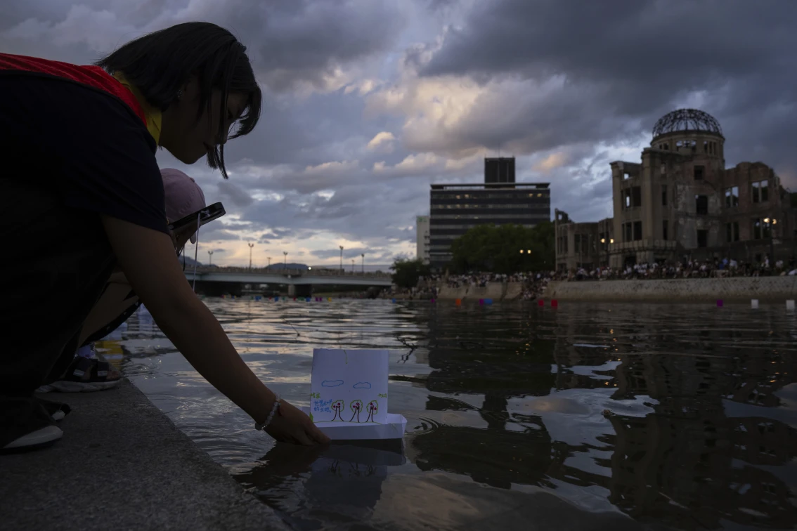 Yaponiyada insanlar Hiroşima faciəsinin qurbanlarını belə andılar - FOTOLAR