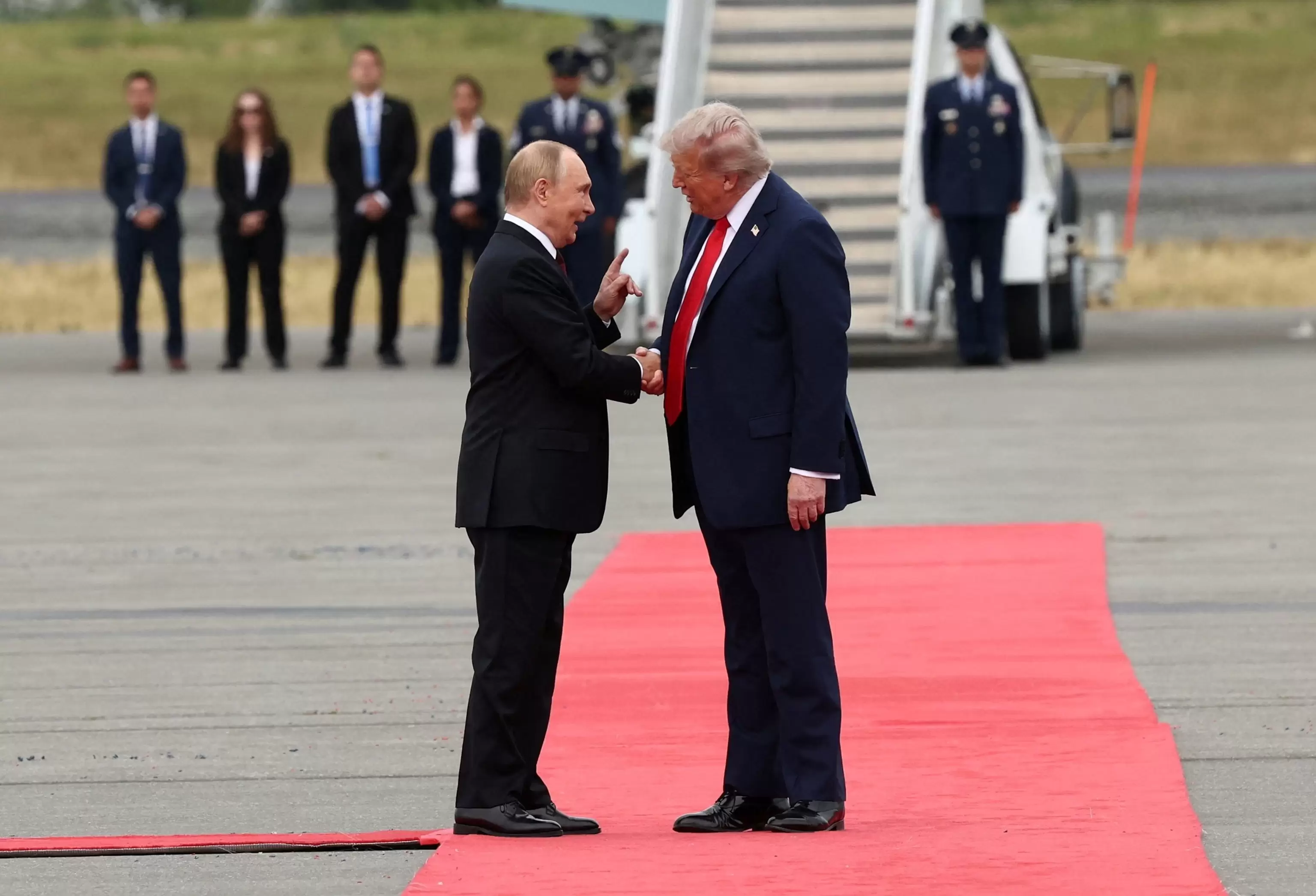 Donald Tramp Vladimir Putini Alyaskada qarşılayıb