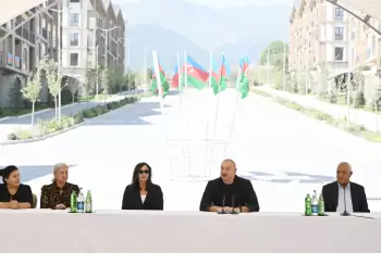 Prezident İlham Əliyev Kəlbəcər şəhərinin sakinləri ilə görüşüb, onlara mənzillərin açarlarını təqdim edib