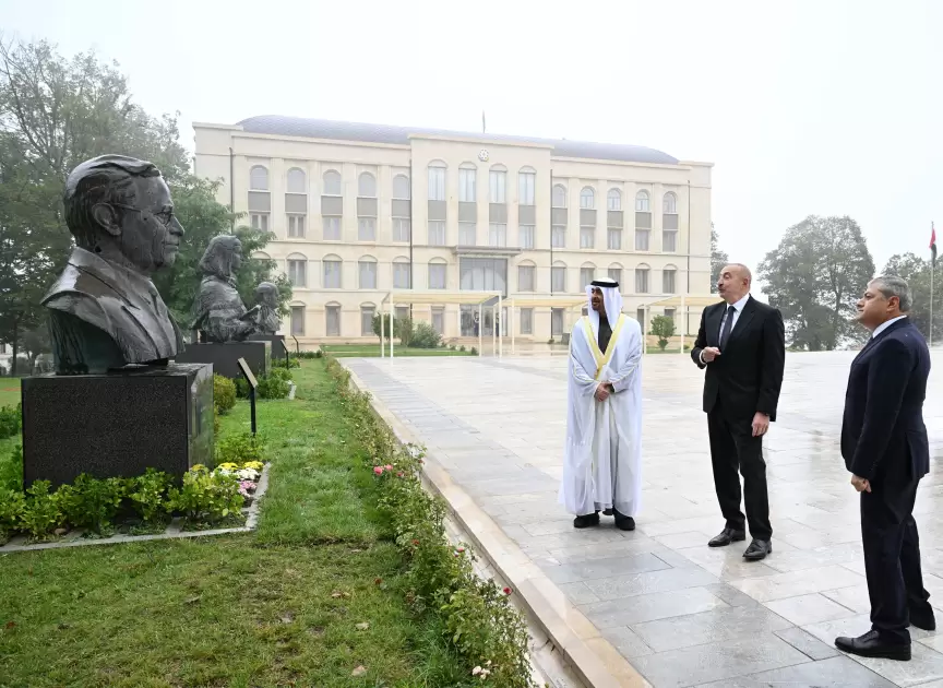 Azərbaycan və BƏƏ Prezidentləri Şuşada Azərbaycanın tanınmış şəxsiyyətlərinin güllələnmiş heykəllərinə baxıblar