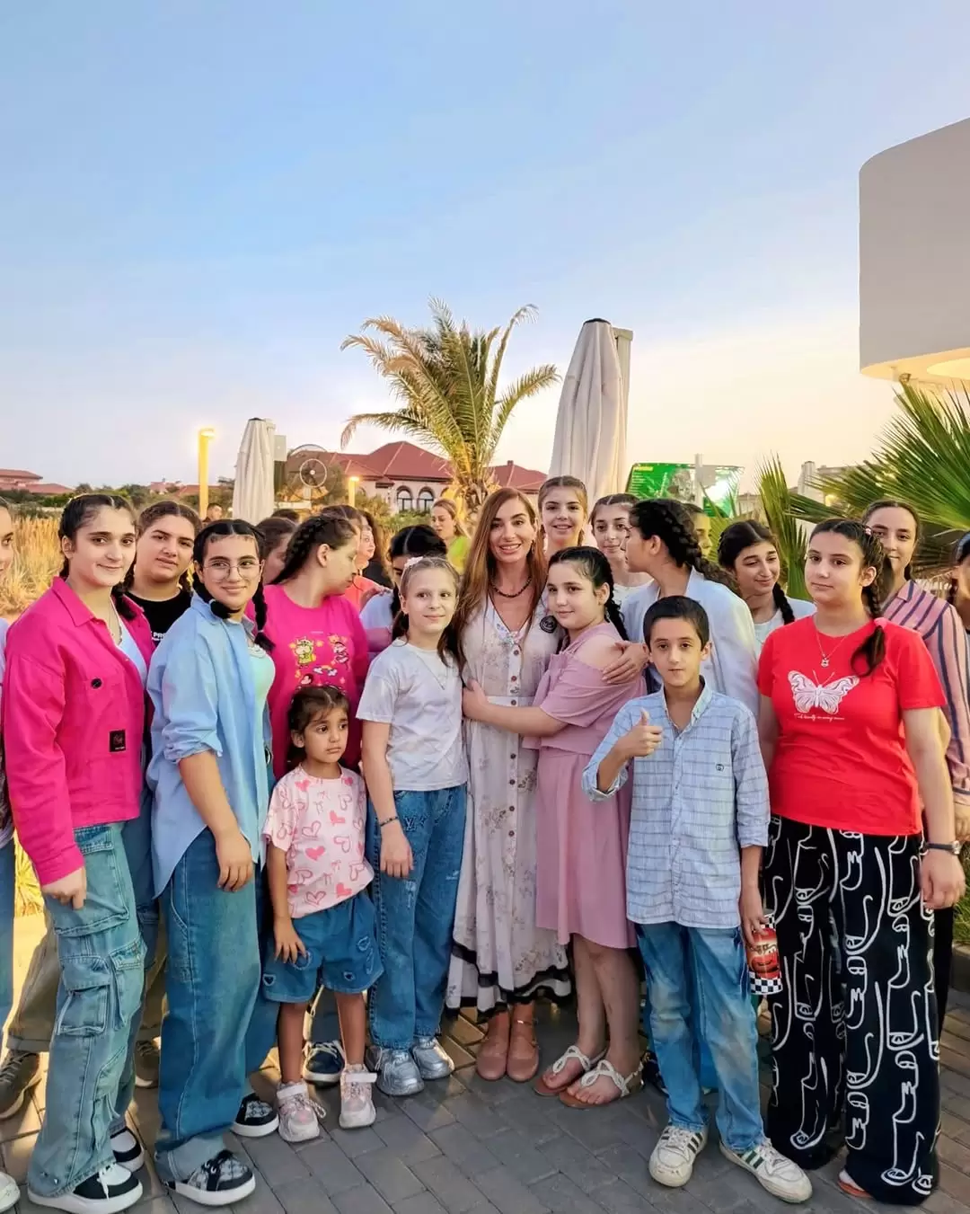 Arzu Əliyeva sosial qayğıya ehtiyacı olan uşaqlarla "Sea Breeze"də