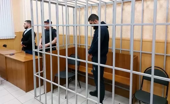 Rusiya məhkəməsi saxta içki istehsal edən azərbaycanlıya 8 il iş kəsib