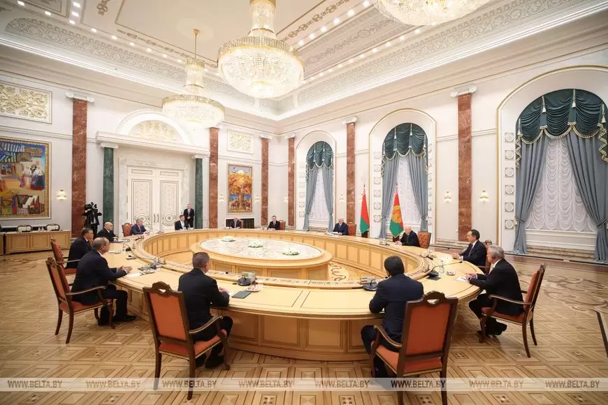 Lukaşenko MDB-də xidmətlər bazarının sürətləndirilməsini təklif edib