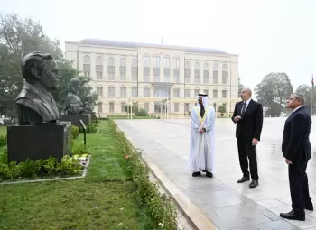 Azərbaycan və BƏƏ Prezidentləri Şuşada Azərbaycanın tanınmış şəxsiyyətlərinin güllələnmiş heykəllərinə baxıblar