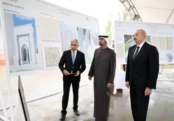 Azərbaycan və BƏƏ liderləri Yeni Şuşa məscidində tikinti işlərinin gedişi ilə tanış olublar