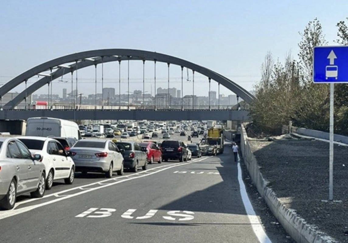 Anar Rzayev: "Sıxlıq olan yollarda avtobus zolaqları çəkiləcək"