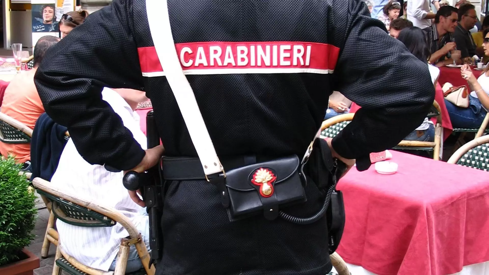 İtaliyada polisin evini qarət etmək istəyən gürcülər saxlanıb