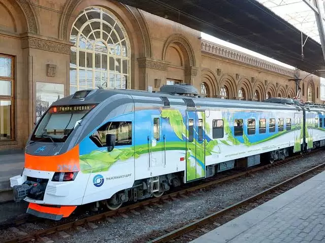 Ermənistan “Tramp marşrutu”nun “Cənubi Qafqaz Dəmir Yolları”na verilməsini tez hesab edir