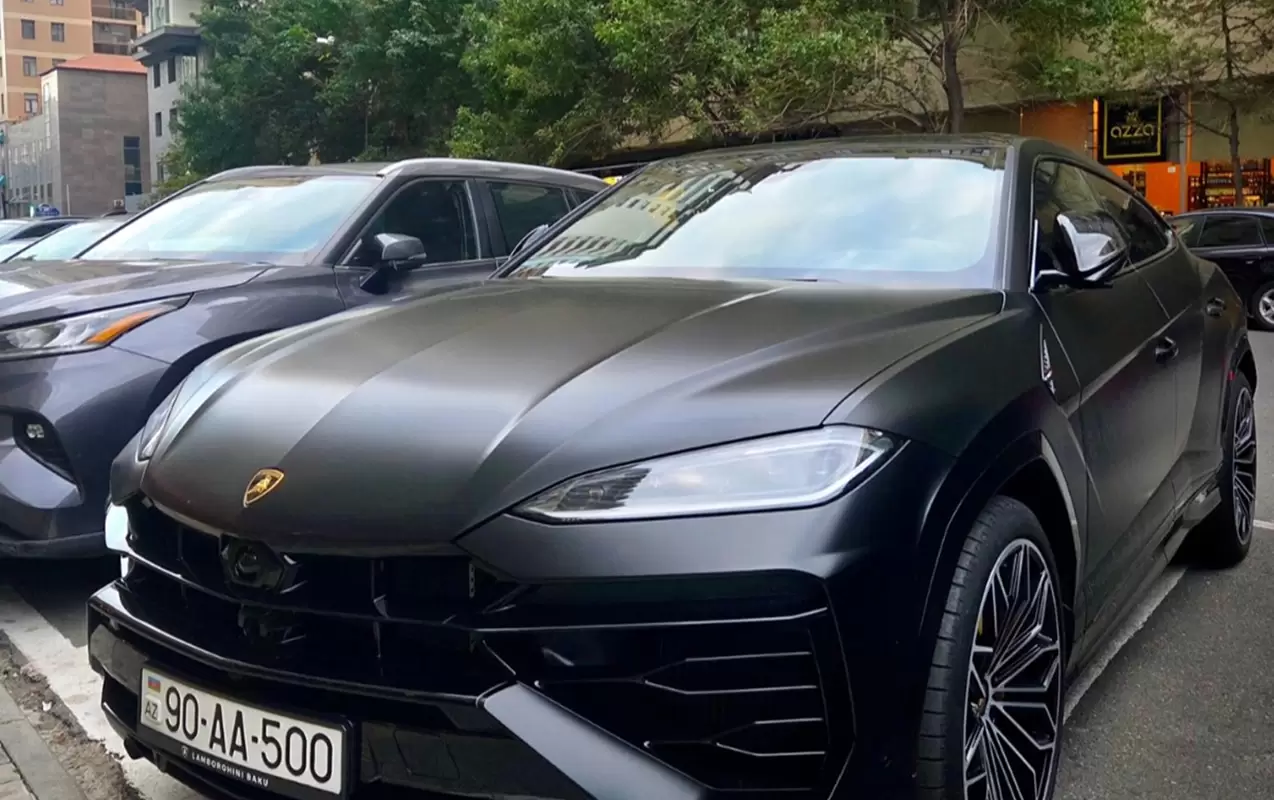 Ramiz Mehdiyevin nəvəsi Bakıda yarım milyonluq maşınla gəzir - VİDEO