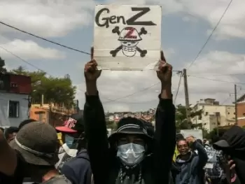 Fransa etiraz aksiyaları fonunda Madaqaskar prezidentini təxliyə edib