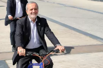 İran Prezidenti velosiped sürüb