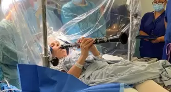 Böyük Britaniyada qadın beyin əməliyyatı zamanı klarnet çalıb — Daily Mail