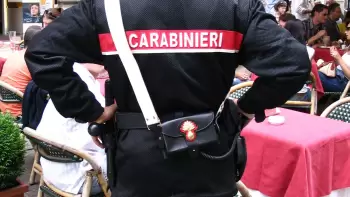 İtaliyada polisin evini qarət etmək istəyən gürcülər saxlanıb