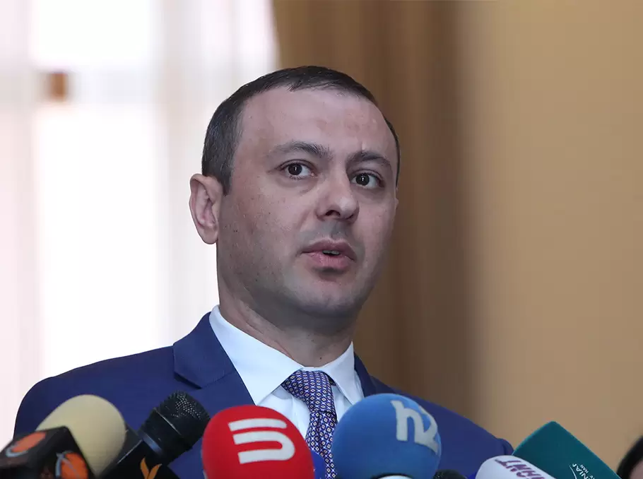Armen Qriqoryan rumıniyalı senatorla Cənubi Qafqazda bərpa olunan sülhü müzakirə edib