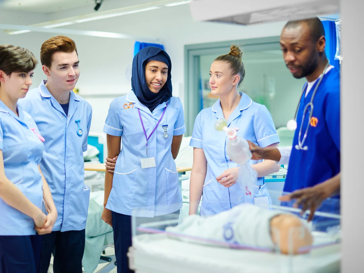 Guardian: "Miqrasiya qaydalarının sərtləşdirilməsi Böyük Britaniyada 50 min tibb bacısının ölkəni tərk etməsinə səbəb ola bilər"