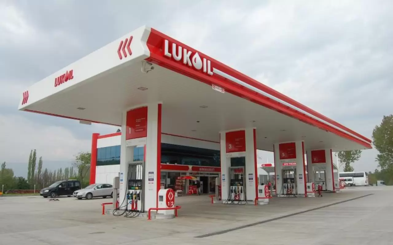 Gürcüstanda “Lukoil” YDM-lərində kartla ödəniş dayandırılıb
