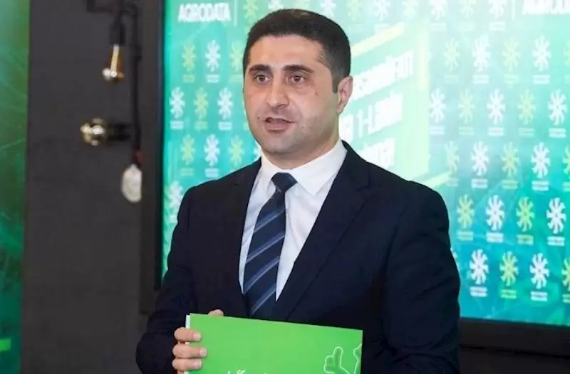 İcra başçısı sürücüsünü baş mütəxəssis təyin etdi