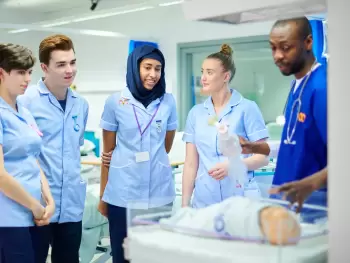 Guardian: "Miqrasiya qaydalarının sərtləşdirilməsi Böyük Britaniyada 50 min tibb bacısının ölkəni tərk etməsinə səbəb ola bilər"