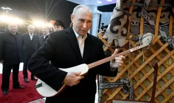 Putin Bişkekdə qırğız milli musiqi aləti olan qopuz çalıb - VİDEO