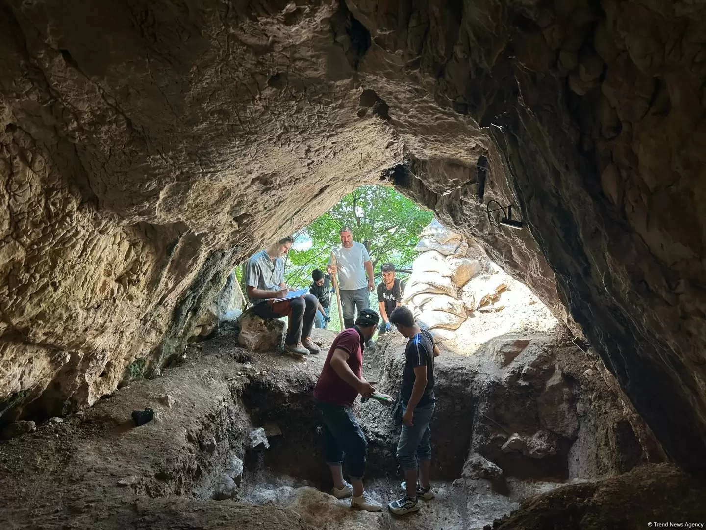Azərbaycan və Ruiya arxeoloqları "Azıx" mağarasında qazıntılar aparır