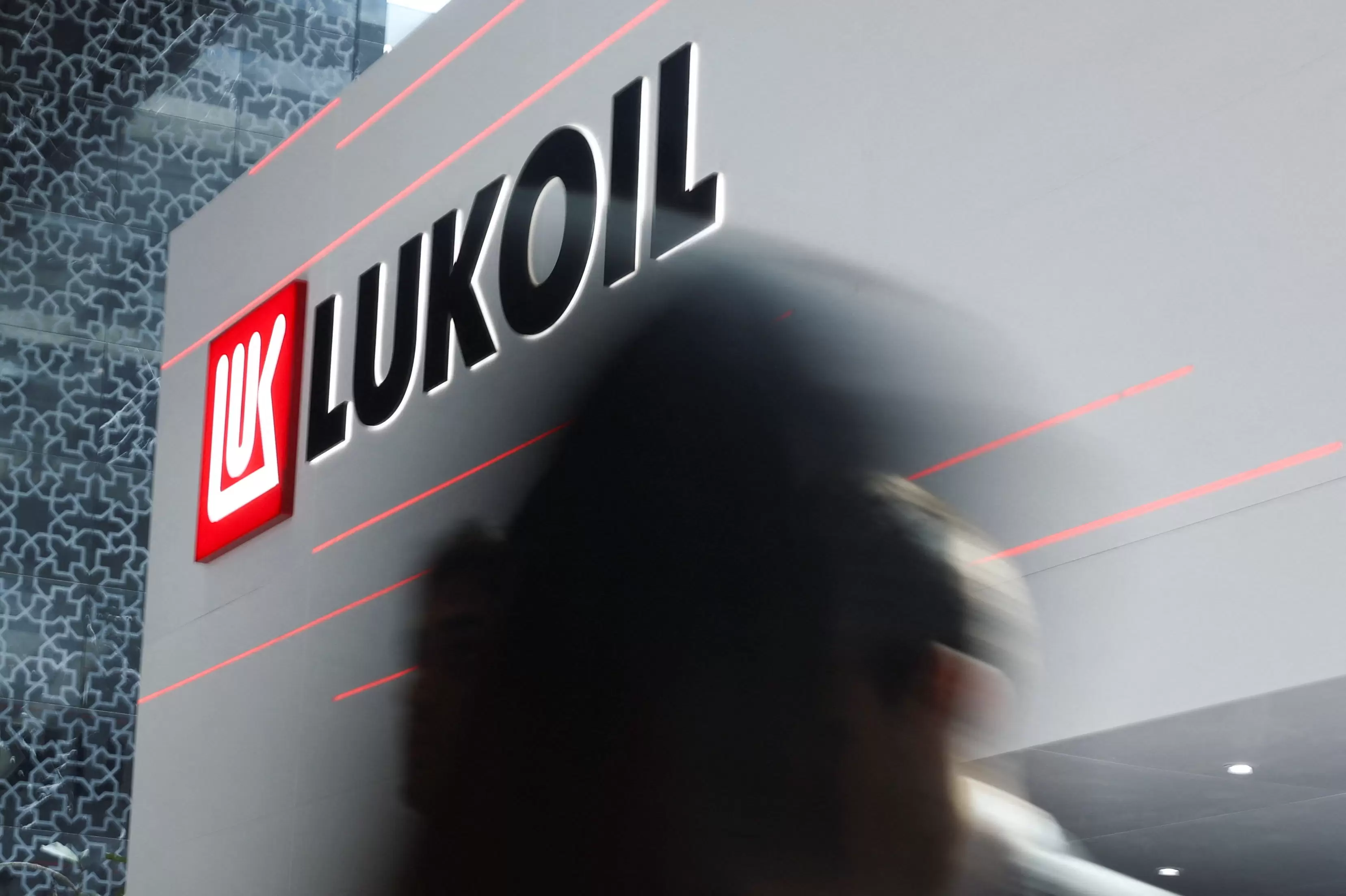 ABŞ-nin “Carlyle” fondu “LukOil”in xaricdəki aktivlərini almağa maraq göstərir - "Reuters"
