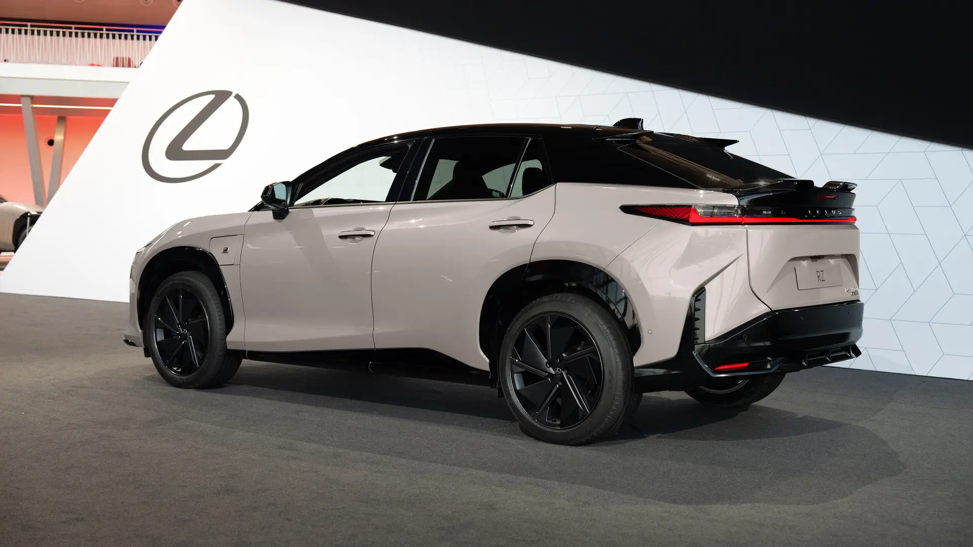 "Lexus" yeni idman elektrik krossoverini təqdime dib