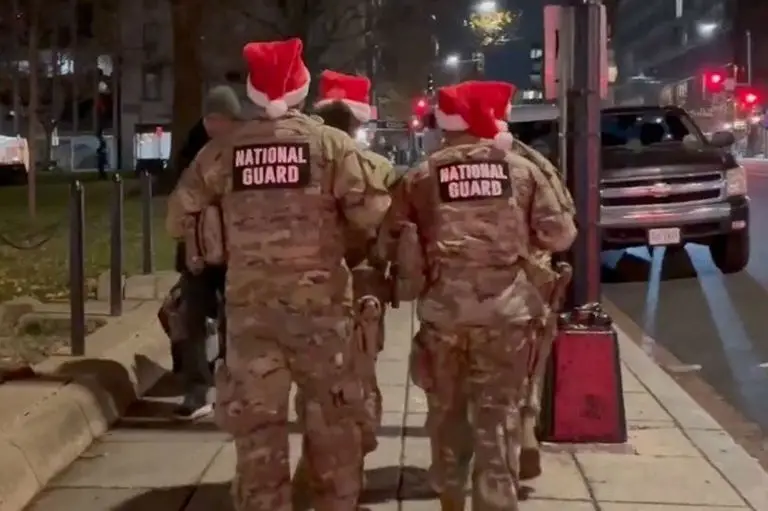 ABŞ Milli Qvardiyası küçələrdə Santa Klaus papaqları ilə patrula başlayıb