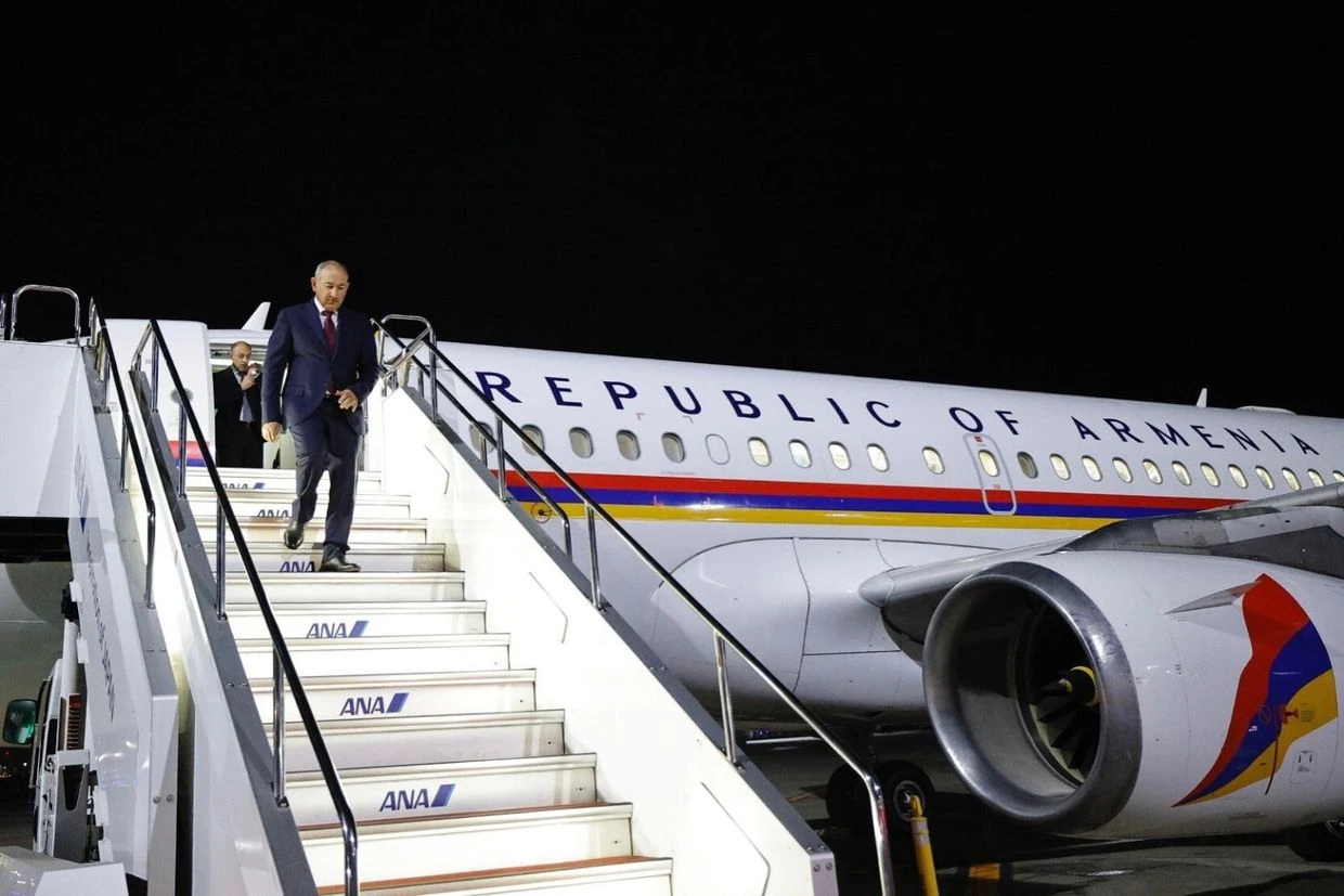 Paşinyanın təyyarəsi Moskva hava limanında eniş edə bilməyib
