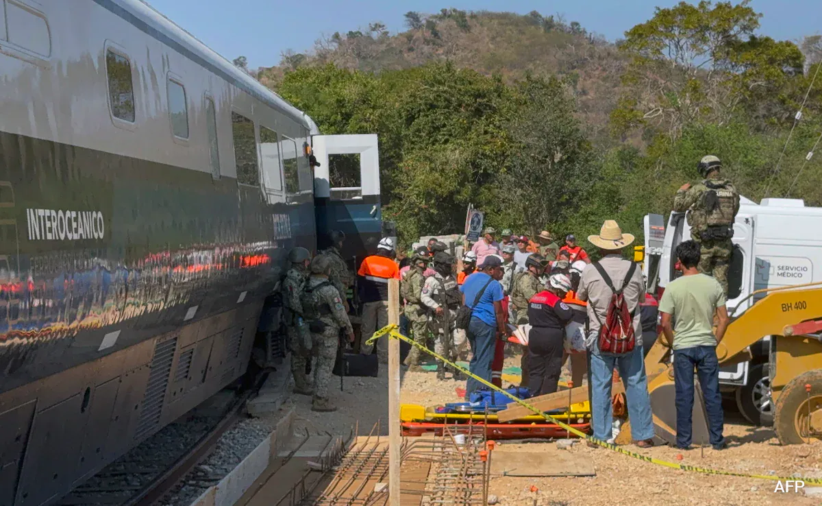Meksikada qatar relsdən çıxıb: ondan çox insan həlak olub, yüzə yaxın yaralı var