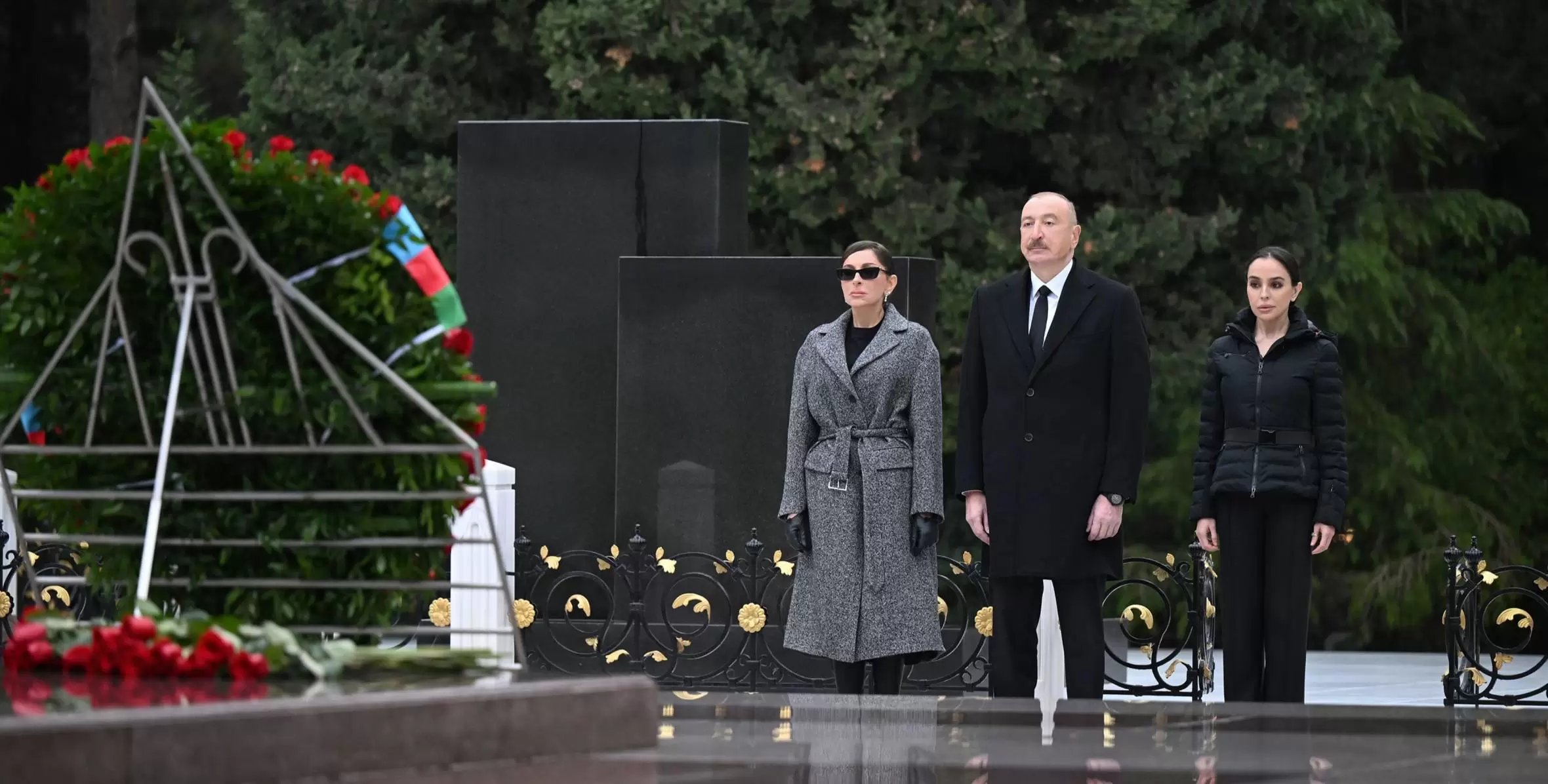 Prezident İlham Əliyev və birinci xanım Mehriban Əliyeva Ümummilli Lider Heydər Əliyevin məzarını ziyarət ediblər - YENİLƏNİB
