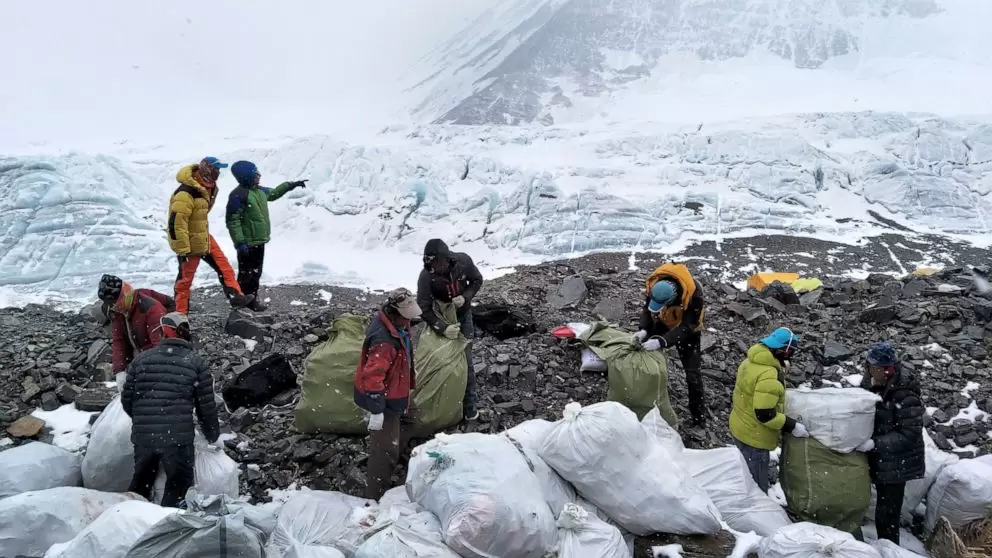 Nepal hakimiyyəti Everesti zibildən təmizləmək planını açıqlayıb