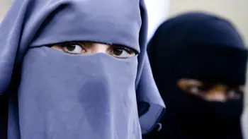 Bəzi İsveçrə kantonları dövlət məktəblərində hicabı qadağan etmək istəyir: NZZ