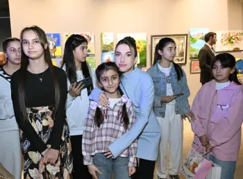 Arzu Əliyeva və Alena Əliyeva “Rənglərdə yaşanan 10 il” mövzusunda keçirilən sərgidə iştirak ediblər