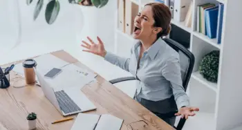 İş stresi tez-tez "istirahət günü soyuqdəyməsinə" səbəb olur - "Daily Mail"