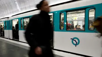 Paris metrosunda bir kişi üç qadını bıçaqlayıb, onlardan biri hamilədir